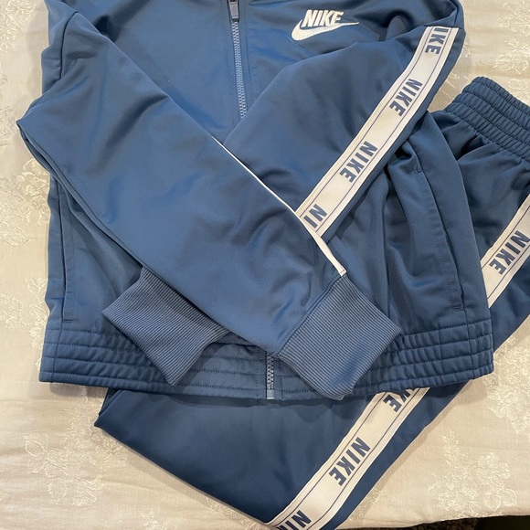 Nike joggers and matching jacket size L girls - Picture 2 of 2